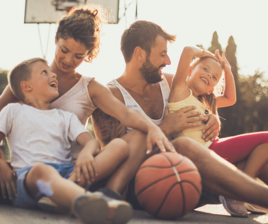 parents qui passe un bon moment avec ses enfants