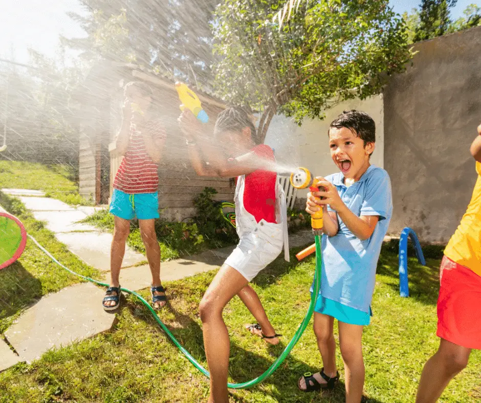 bataille d'eau enfant