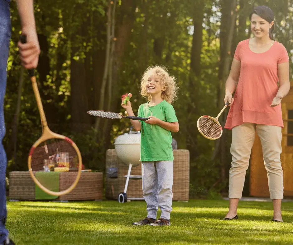 Badminton dans le jardin