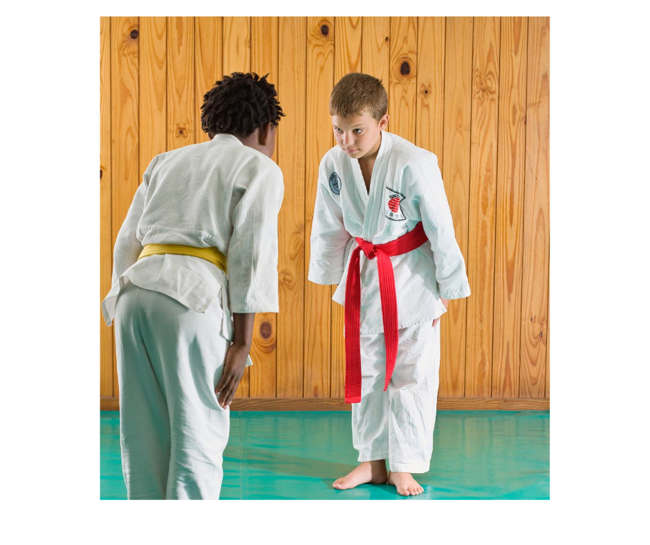Deux enfant se salut avant un combat