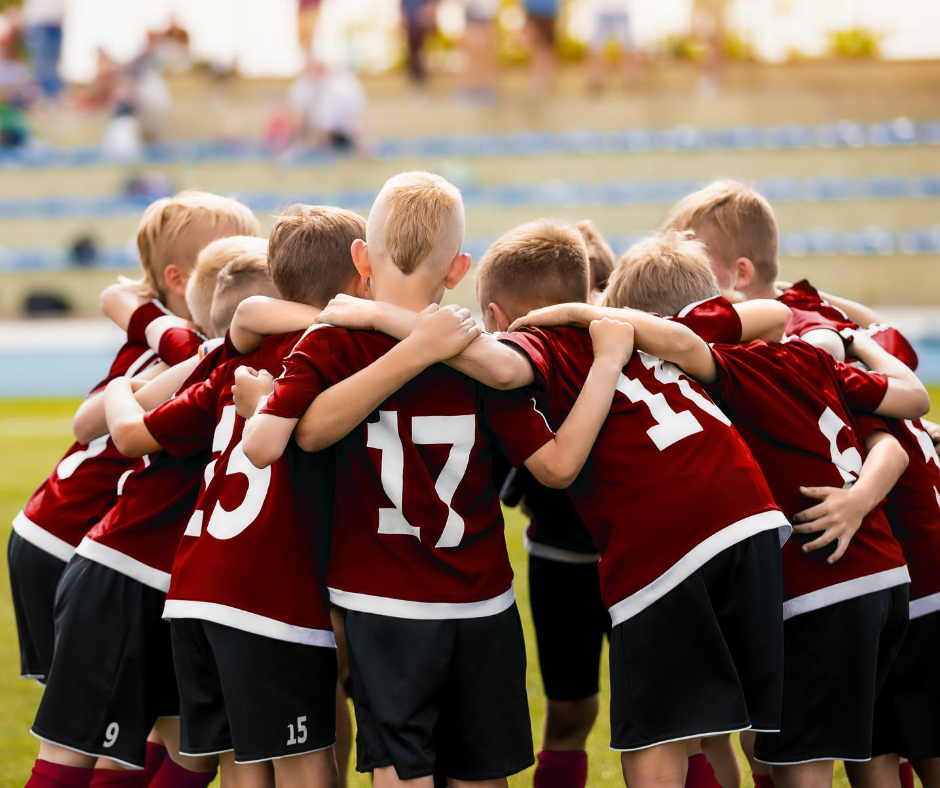 Un groupe d'enfant se prend dans les bras