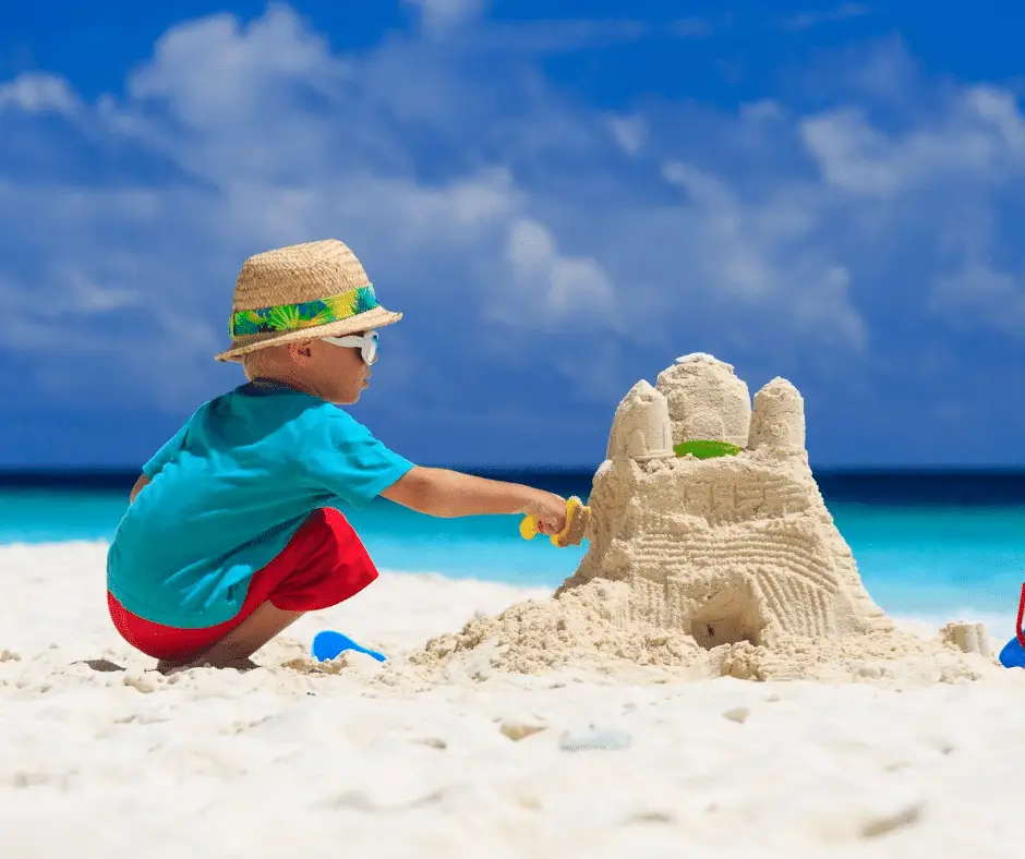 faire un chateau de sable à la plage