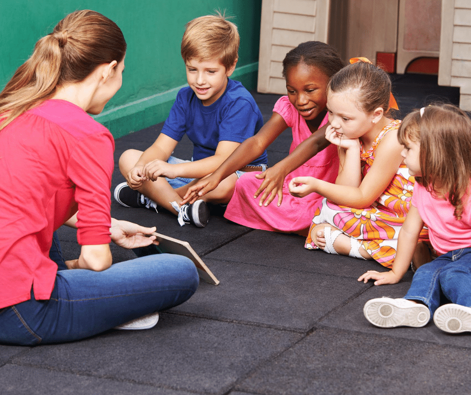 Des enfants apprennent une règles du jeu