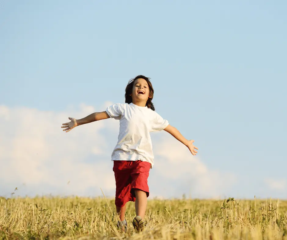 un enfant coure dans un champs